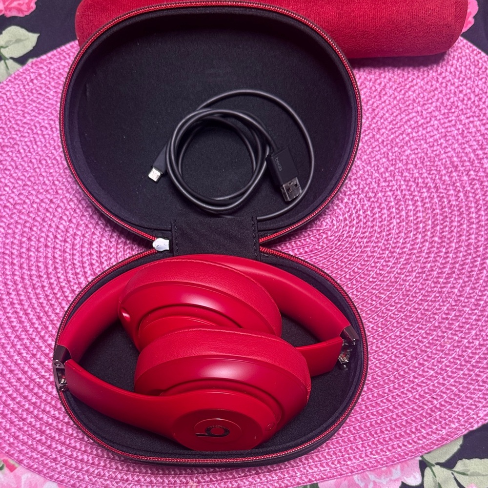 beats compact & secure on -ear fit with case